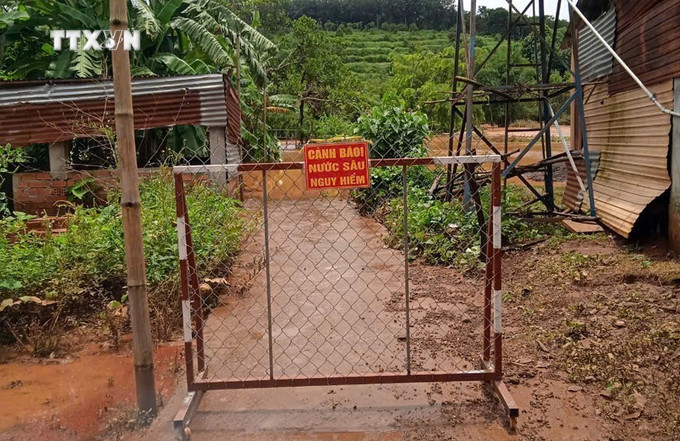 UBND xã Bình Minh và xã Thọ Sơn thiết lập rào chắn, cắm biển báo, phân công lực lượng túc trực 24/24 tại các khu vực có nguy cơ ngập úng cục bộ. Ảnh: TTXVN phát vna_potal_cac_dia_phuong_trong_tinh_binh_phuoc_chu_dong_ung_pho_voi_mua_lu_7602148.jpg