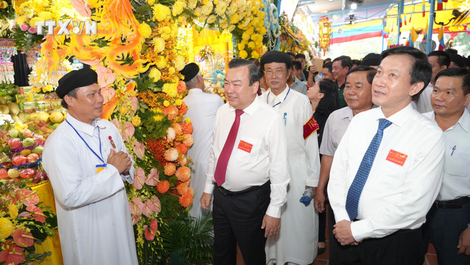 Lãnh đạo Ban Tôn giáo Chính phủ, Tỉnh ủy, UBND tỉnh Tây Ninh; các ban, ngành, đoàn thể Trung ương và các địa phương tham quan 118 gian quả phẩm, bánh mứt, gian hàng nhạc cụ, trang trí đèn hoa...Ảnh: Minh Phú – TTXVN vna_potal_toa_thanh_cao_dai_tay_ninh_to_chuc_dai_le_hoi_yen_dieu_tri_cung_nam_2024__7601242.jpg