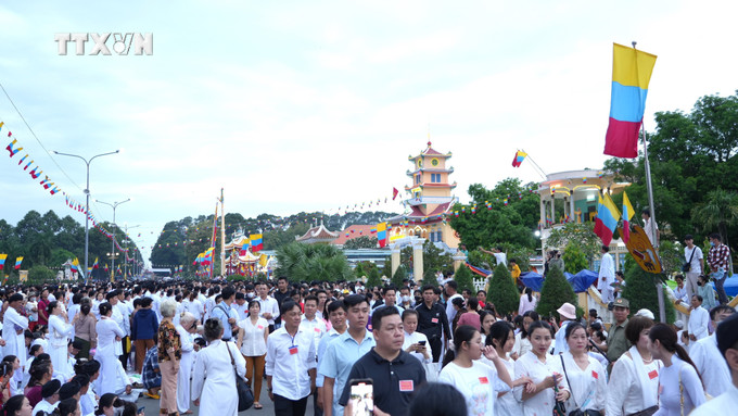 Tòa thánh Cao đài Tây Ninh thu hút hàng chục nghìn tín đồ, người dân đếm tham quan, hành hương nhân Đại lễ Hội yến Diêu Trì Cung năm 2024. Ảnh: Minh Phú – TTXVN vna_potal_toa_thanh_cao_dai_tay_ninh_to_chuc_dai_le_hoi_yen_dieu_tri_cung_nam_2024__7601230.jpg