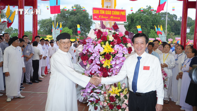 Ông Nguyễn Ánh Chức, Phó trưởng Ban Tôn giáo Chính phủ (bên phải) tặng hoa và vật phẩm cho ngài Đầu sư Thượng Tám Thanh, Chưởng quản Hội thánh Cao Đài - Tòa thánh Tây Ninh nhân Đại lễ Hội yến Diêu Trì Cung. Ảnh: Minh Phú – TTXVN vna_potal_toa_thanh_cao_dai_tay_ninh_to_chuc_dai_le_hoi_yen_dieu_tri_cung_nam_2024__7601238.jpg