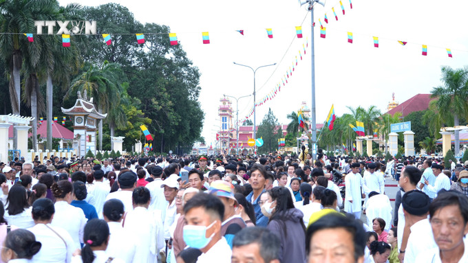 Tòa thánh Cao đài Tây Ninh thu hút hàng chục nghìn tín đồ, người dân đếm tham quan, hành hương nhân Đại lễ Hội yến Diêu Trì Cung năm 2024. Ảnh: Minh Phú – TTXVN vna_potal_toa_thanh_cao_dai_tay_ninh_to_chuc_dai_le_hoi_yen_dieu_tri_cung_nam_2024__7601234 (1).jpg