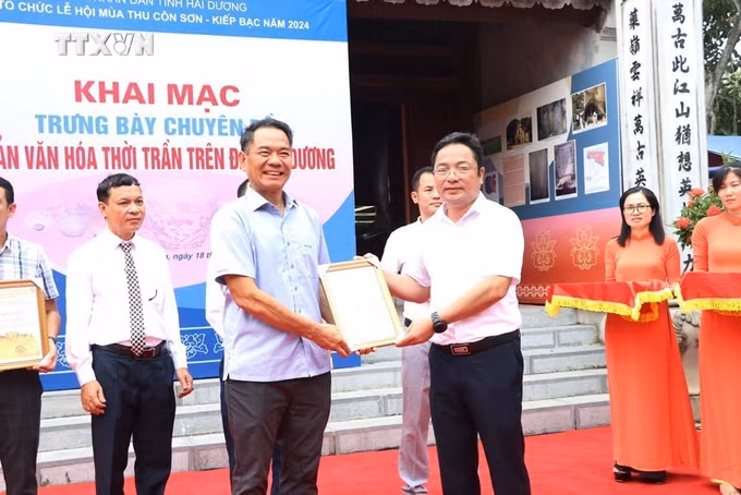 vna_potal_trung_bay_co_vat_chuyen_de_di_san_van_hoa_thoi_tran_tren_dat_hai_duong_7602373.jpg