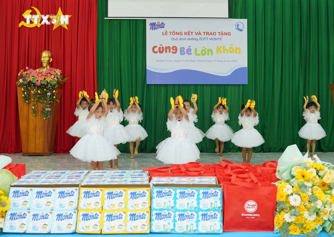 Trẻ em dân tộc thiểu số tại tỉnh Kon Tum biểu diễn văn nghệ. Ảnh: Dư Toán – TTXVN. vna_potal_khoi_dau_chuong_trinh_tang_80000_hu_vang_sua_cho_tre_em_ngheo_tay_nguyen_7600914.jpg