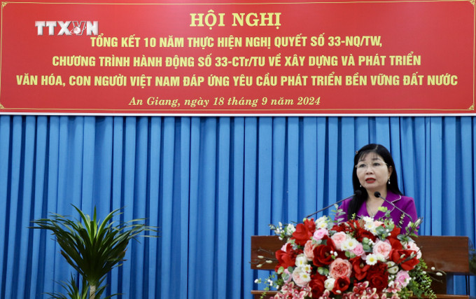 Bà Trần Thị Thanh Hương, Trưởng Ban Tuyên giáo Tỉnh ủy An Giang, phát biểu tại Hội nghị. Ảnh: Thanh Sang-TTXVN vna_potal_an_giang_tong_ket_10_nam_thuc_hien_nghi_quyet_so_33_cua_ban_chap_hanh_trung_uong_dang__7602363.jpeg
