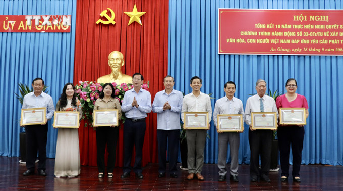 Tặng Bằng khen của Chủ tịch UBND tỉnh An Giang cho các cá nhân có thành tích trong triển khai thực hiện Nghị quyết số 33-NQ/TW. Ảnh: Thanh Sang-TTXVN vna_potal_an_giang_tong_ket_10_nam_thuc_hien_nghi_quyet_so_33_cua_ban_chap_hanh_trung_uong_dang__7602360.jpeg