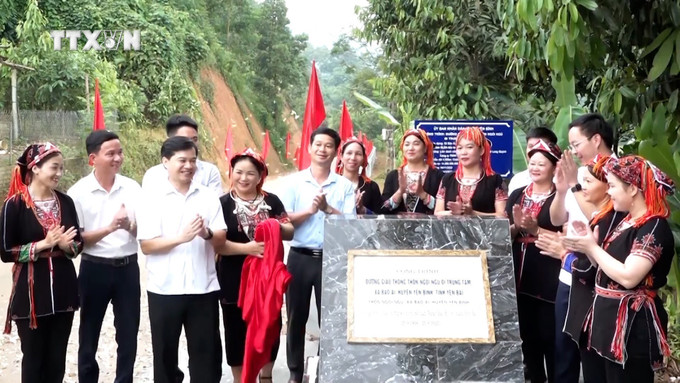 Trong 5 năm qua, Mặt trận tổ quốc các cấp của huyện Yên Bình, tỉnh Yên Bái đã vận động nhân dân hiến hàng chục ha đất để mở mới đường giao thông nông thôn. Ảnh: TTXVN phát. vna_potal_yen_bai_phat_huy_suc_manh_dai_doan_ket_xay_dung_nong_thon_moi__7494888.jpg