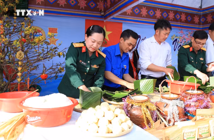 vna_potal_tang_qua_cho_nguoi_co_hoan_canh_kho_khan_o_bien_gioi_2_tinh_gia_lai_va_kon_tum_7188295.jpg