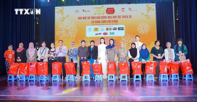 vna_potal_tang_qua_tet_cho_dong_bao_dan_toc_thieu_so_co_hoan_canh_kho_khan_o_tp_ho_chi_minh_7189221.jpg
