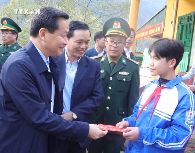 vna_potal_bi_thu_trung_uong_dang_pho_thu_tuong_chinh_phu_le_minh_khai_chuc_tet_tai_cao_bang_7188125.jpg
