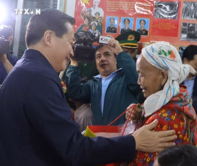 vna_potal_dong_chi_le_minh_khai_bi_thu_trung_uong_dang_pho_thu_tuong_chinh_phu_tham_chuc_tet_tang_qua_can_bo_chien_sy_va_nhan_dan_cao_bang_7188126.jpg