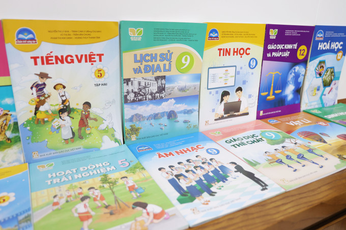 Sách giáo khoa lớp 5, 9 và 12 được bày bán tại cửa hàng sách. Ảnh: PV sachgiaokhoa4.JPG