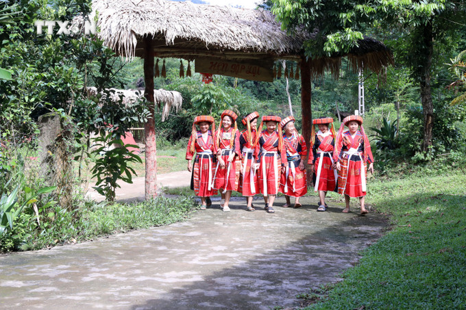 Phụ nữ dân tộc Pà Thẻn, thôn Thượng Minh, xã Hồng Quang (huyện Lâm Bình, tỉnh Tuyên Quang) rực rỡ trong bộ trang phục truyền thống. Ảnh: Hoàng Hải – TTXVN vna_potal_van_hoa_soi_duong_sac_mau_trang_phuc_dan_toc_cua_phu_nu_pa_then_tai_tuyen_quang_7674125.jpg