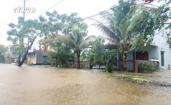 Nhiều nhà dân tại xã Cam Liên, huyện Lệ Thủy bị ngập sâu trong nước. Ảnh: Tá Chuyên - TTXVN vna_potal_mua_lu_khien_hon_15000_can_nha_o_quang_binh_ngap_trong_bien_nuoc_7674304.jpg
