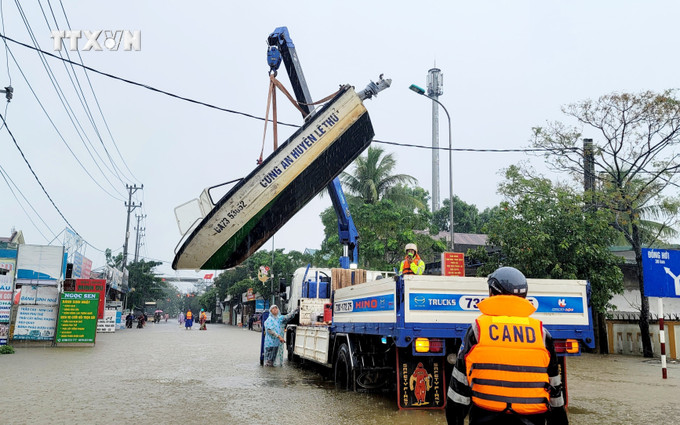 Công an tỉnh Quảng Bình vận chuyển phương tiện cứu hộ, cứu nạn tại huyện Lệ Thủy. Ảnh: Tá Chuyên - TTXVN vna_potal_mua_lu_khien_hon_15000_can_nha_o_quang_binh_ngap_trong_bien_nuoc_7674297.jpg