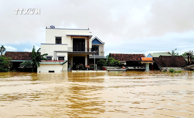 Nước lũ dâng cao từ 2 - 4m gây ngập nhà dân tại huyện Lệ Thủy. Ảnh: Tá Chuyên - TTXVN vna_potal_nuoc_lu_dang_cao_khien_hon_17000_ho_tai_quang_binh_bi_ngap_lut_7674874.jpg