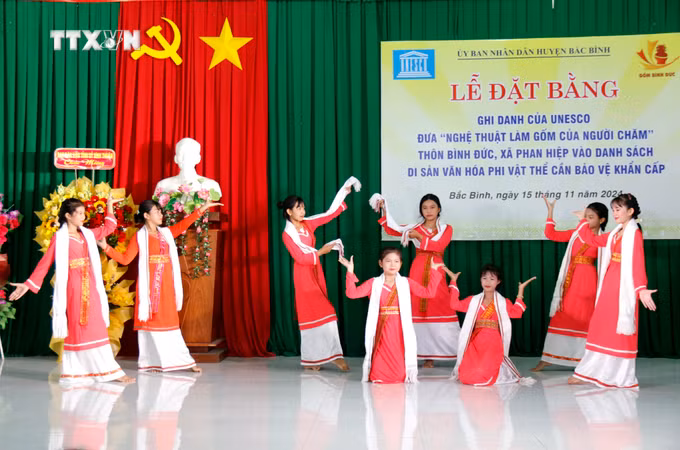 vna_potal_dat_bang_ghi_danh_cua_unesco_doi_voi_nghe_thuat_lam_gom_cua_nguoi_cham_binh_thuan_7705618.jpg