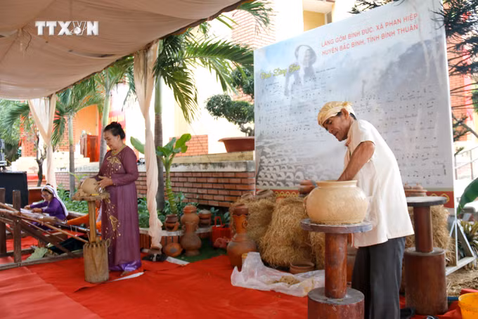 vna_potal_dat_bang_ghi_danh_cua_unesco_doi_voi_nghe_thuat_lam_gom_cua_nguoi_cham_binh_thuan_7705614.jpg