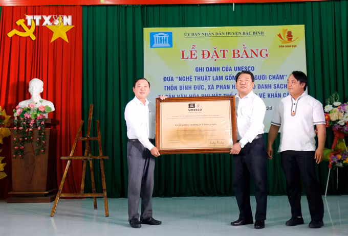 vna_potal_dat_bang_ghi_danh_cua_unesco_doi_voi_nghe_thuat_lam_gom_cua_nguoi_cham_binh_thuan_7705611.jpg