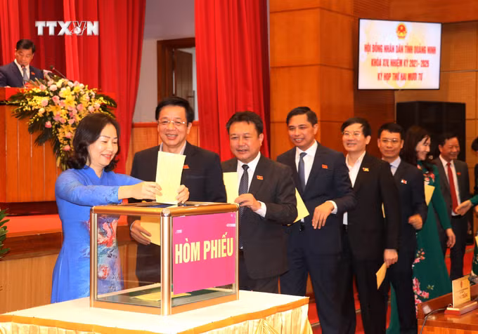 HĐND tỉnh tiến hành bầu các chức danh lãnh đạo HĐND tỉnh và UBND tỉnh. Ảnh: Văn Đức - TTXVN