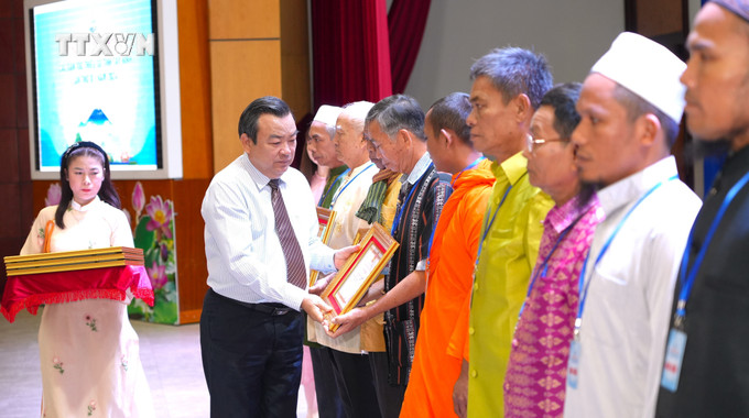 Đồng chí Phạm Hùng Thái, Phó Bí thư Thường trực Tỉnh ủy Tây Ninh trao Bằng khen cho các tập thể, cá nhân có thành tích tiêu biểu, xuất sắc trong thực hiện công tác dân tộc trên địa bàn tỉnh giai đoạn 2019-2024. Ảnh: Minh Phú –TTXVN vna_potal_dai_hoi_dai_bieu_cac_dan_toc_thieu_so_tinh_tay_ninh_lan_thu_iv_7748400.jpg