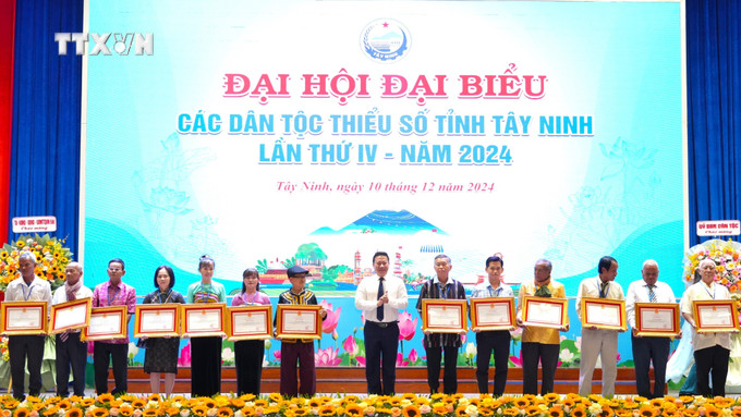 Tặng Bằng khen của Chủ tịch UBND tỉnh Tây Ninh cho các tập thể, cá nhân có thành tích tiêu biểu, xuất sắc trong thực hiện công tác dân tộc trên địa bàn tỉnh giai đoạn 2019-2024. Ảnh: Minh Phú –TTXVN vna_potal_dai_hoi_dai_bieu_cac_dan_toc_thieu_so_tinh_tay_ninh_lan_thu_iv_7748385.jpg
