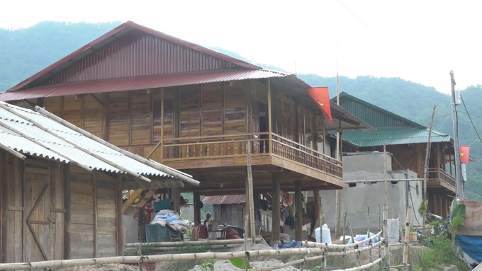 Nhà cửa khang trang, sạch đẹp của các hộ dân bản Nậm Cầy sau khi chuyển đến nơi ở mới. Ảnh: laichau.gov.vn ban-nam-cay-2.jpg