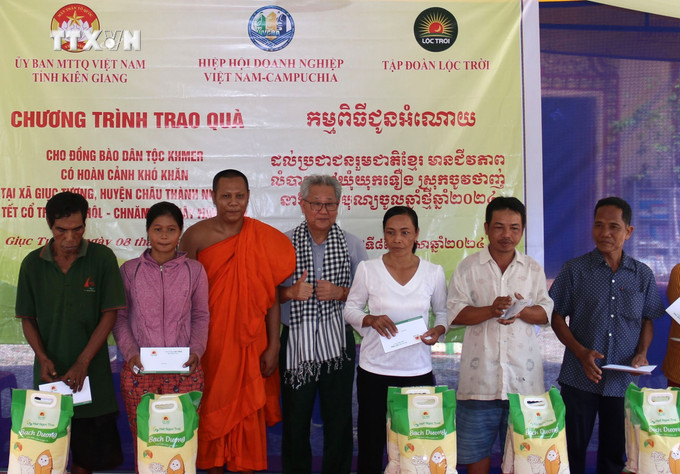 Trao quà đồng bào Khmer có hoàn cảnh khó khăn tại xã Giục Tượng (Châu Thành, Kiên Giang). Ảnh: Lê Sen - TTXVN vna_potal_kien_giang_trao_500_phan_qua_cho_dong_bao_khmer_co_hoan_canh_kho_khan_7312122.jpg
