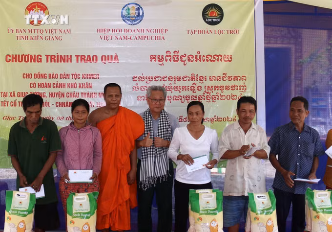 vna_potal_kien_giang_trao_500_phan_qua_cho_dong_bao_khmer_co_hoan_canh_kho_khan_7312122.jpg