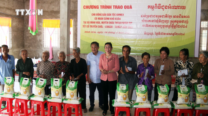 Trao quà đồng bào dân tộc Khmer có hoàn cảnh khó khăn tại xã Minh Hòa (Châu Thành, Kiên Giang). Ảnh: Lê Sen - TTXVN vna_potal_kien_giang_trao_500_phan_qua_cho_dong_bao_khmer_co_hoan_canh_kho_khan_7312118.jpg