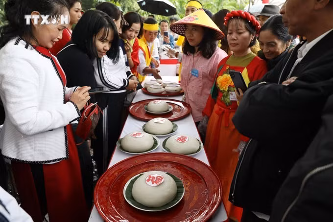 vna_potal_hai_duong_nguoi_dan_va_du_khach_no_nuc_xem_thi_gia_banh_giay_7238658.jpg