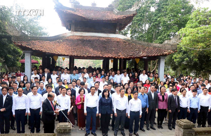 Bộ trưởng Bộ Y tế và lãnh đạo Hà Tĩnh Dâng hương Hải Thượng Lãn Ông. Ảnh: Công Tường-TTXVN vna_potal_bo_truong_bo_y_te_lam_viec_tai_tinh_ha_tinhdang_huong_tuong_niem_dai_danh_y_hai_thuong_lan_ong_le_huu_trac_7236572.jpg