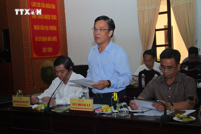 Ông Lưu Hoàng Ly, Giám đốc Sở Nông nghiệp và Phát triển nông thôn Bạc Liêu báo cáo với đoàn công tác của Bộ Nông nghiệp và Phát triển nông thôn tại hội nghị. Ảnh: Chanh Đa-TTXVN vna_potal_doan_cong_tac_cua_bo_nong_nghiep_va_phat_trien_nong_thon_lam_viec_tai_bac_lieu_7237429.jpg