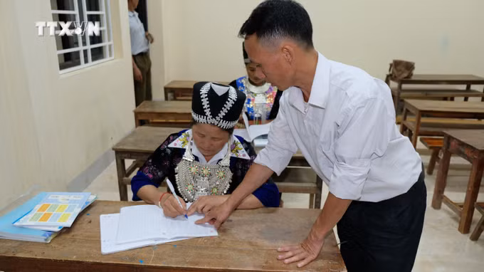 vna_potal_nhung_nguoi_“gieo_chu”_noi_vung_bien_nghe_an_7703334 (1).jpg