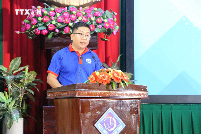 Phó Bí thư Thành đoàn Cần Thơ, Chỉ huy trưởng chương trình "Tiếp sức mùa thi" năm 2024 Trần Việt Tuấn phát biểu tại lễ ra quân. Ảnh: Trung Kiên - TTXVN vna_potal_can_tho_ra_quan_tiep_suc_mua_thi_nam_2024_7447625.jpg
