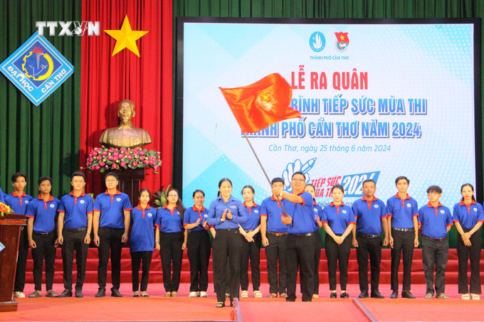 Lãnh đạo Thành đoàn Cần Thơ trao cờ lệnh ra quân cho Chỉ huy trưởng chương trình "Tiếp sức mùa thi". Ảnh: Trung Kiên - TTXVN vna_potal_can_tho_ra_quan_tiep_suc_mua_thi_nam_2024_7447611.jpg