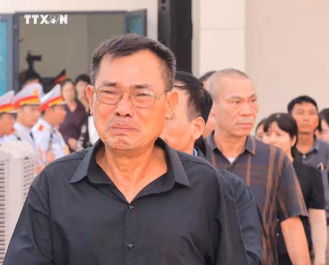 vna_potal_dong_nguoi_tiep_tuc_xep_hang_vieng_tong_bi_thu_tai_xa_dong_hoi_huyen_dong_anh__7504038.jpg