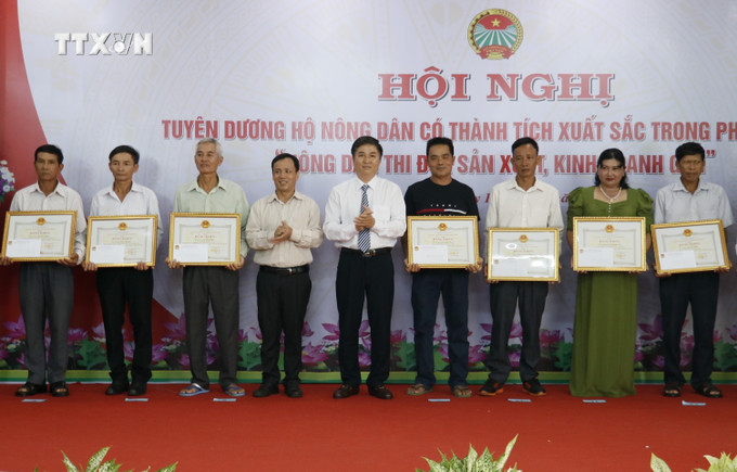 Tặng Bằng khen của Chủ tịch UBND tỉnh Bình Phước cho các hộ nông dân nông dân sản xuất kinh doanh giỏi cấp tỉnh năm 2024. Ảnh: Nhật Bình – TTXVN. vna_potal_binh_phuoc_tuyen_duong_112_ho_nong_dan_nong_dan_san_xuat_kinh_doanh_gioi_cap_tinh_nam_2024__7478672.jpg