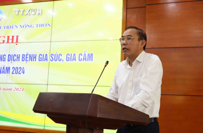 Thứ trưởng Bộ Nông nghiệp và Phát triển nông thôn Phùng Đức Tiến phát biểu chỉ đạo tại Hội nghị. Ảnh: Bích Hồng – TTXVN vna_potal_trien_khai_cac_giai_phap_phong_chong_dich_benh_gia_suc_gia_cam_7434571.jpg