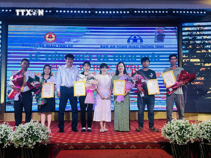 Ban tổ chức trao giải cho các thí sinh đạt giải cuộc thi. Ảnh: TTXVN phát vna_potal_gia_lai_dat_35_giai_tai_cuoc_thi_“tim_hieu_phap_luat_ve_an_toan_giao_thong”__7431082.jpg