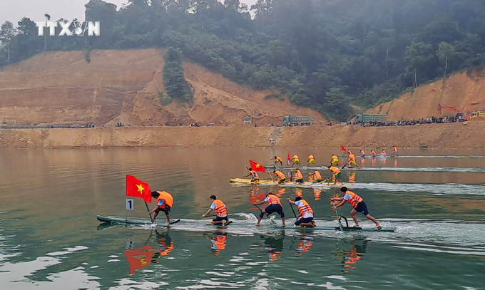 Các đội đua mảng tranh tài trên sông Gâm (Hà Giang). Ảnh: Đức Thọ - TTXVN. vna_potal_no_nuc_le_hoi_dua_mang_truyen_thong_tren_song_gam_ha_giang_7707369.jpg