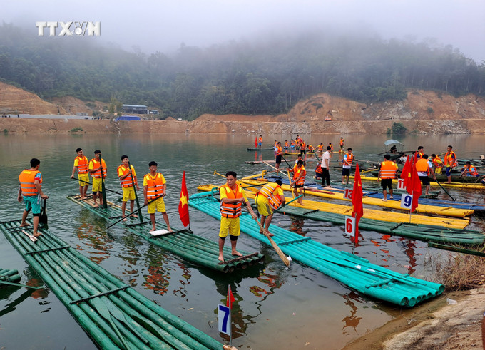 Các đội đua mảng chuẩn bị tranh tài trên sông Gâm (Hà Giang). Ảnh: Đức Thọ - TTXVN. vna_potal_no_nuc_le_hoi_dua_mang_truyen_thong_tren_song_gam_ha_giang_7707364.jpg