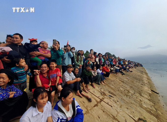 Hàng ngàn người dân và du khách cổ vũ cho các đội đua mảng tranh tài trên sông Gâm (Hà Giang). Ảnh: Đức Thọ - TTXVN vna_potal_no_nuc_le_hoi_dua_mang_truyen_thong_tren_song_gam_ha_giang_7707363.jpg