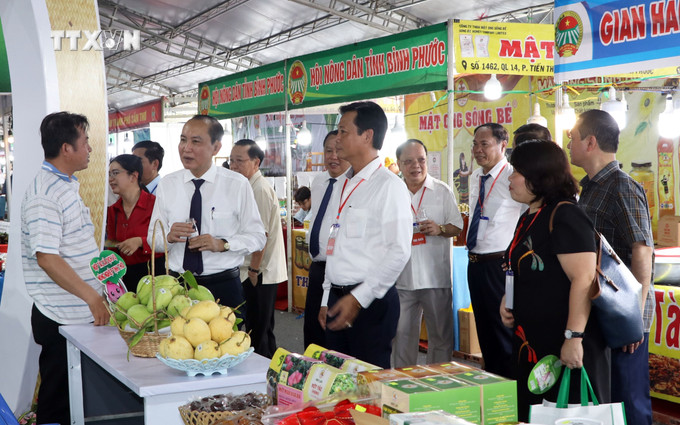 Đại biểu tham quan hội chợ. Ảnh: Phạm Minh Tuấn-TTXVN vna_potal_khai_mac_hoi_cho_dac_san_vung_mien_khu_vuc_dong_bang_song_cuu_long_–_vinh_long_nam_2024_7707478.jpg