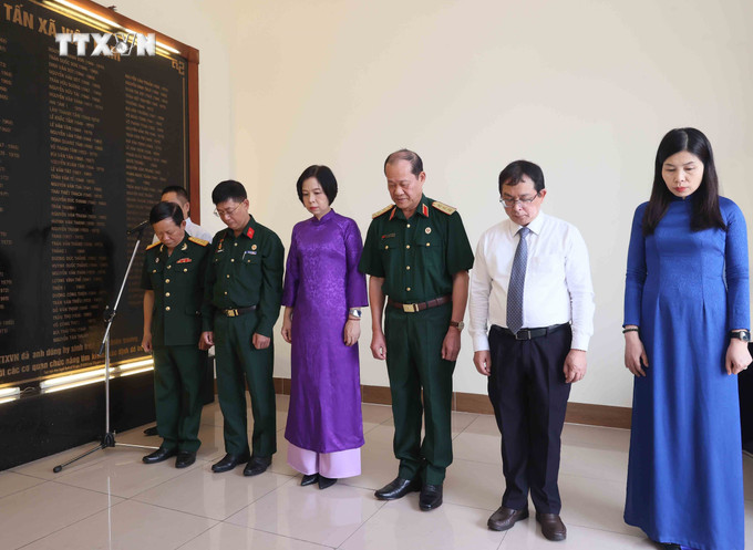 Lãnh đạo TTXVN và Thượng tướng Bế Xuân Trường, Chủ tịch Hội Cựu Chiến binh Việt Nam cùng các đại biểu tưởng niệm các nhà báo-liệt sỹ của Thông tấn xã Việt Nam. Ảnh: An Đăng - TTXVN vna_potal_thong_tan_xa_viet_nam_khai_truong_chuyen_trang_thong_tin_“70_nam_chien_thang_dien_bien_phu”_7330896.jpg