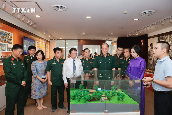 Đại biểu tham quan phòng truyền thống TTXVN. Ảnh: Minh Quyết - TTXVN vna_potal_thong_tan_xa_viet_nam_khai_truong_chuyen_trang_thong_tin_va_trung_bay_anh_online_“70_nam_chien_thang_dien_bien_phu”_7330815.jpeg