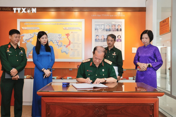Thượng tướng Bế Xuân Trường, Chủ tịch Hội Cựu chiến binh Việt Nam ghi sổ lưu niệm tại phòng truyền thống TTXVN. Ảnh: Minh Quyết - TTXVN vna_potal_thong_tan_xa_viet_nam_khai_truong_chuyen_trang_thong_tin_va_trung_bay_anh_online_“70_nam_chien_thang_dien_bien_phu”_7330824.jpeg