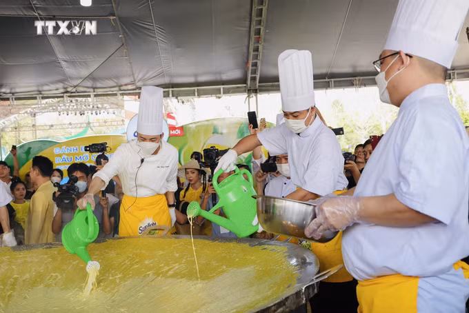 vna_potal_chiec_banh_xeo_duong_kinh_3m_xuat_hien_tai_le_hoi_banh_dan_gian_nam_bo_7329113.jpg