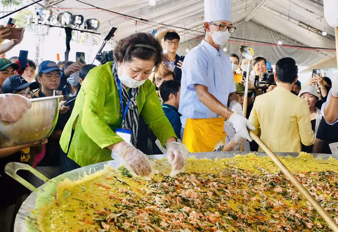 vna_potal_chiec_banh_xeo_duong_kinh_3m_xuat_hien_tai_le_hoi_banh_dan_gian_nam_bo_7329115 (1).jpg