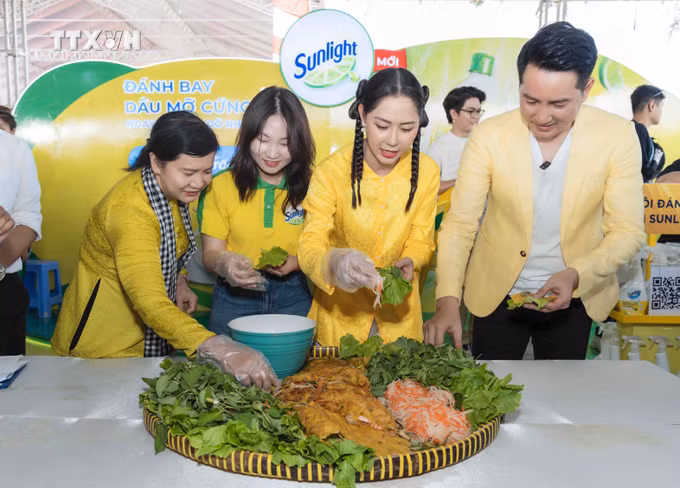 vna_potal_chiec_banh_xeo_duong_kinh_3m_xuat_hien_tai_le_hoi_banh_dan_gian_nam_bo_7329124.jpg