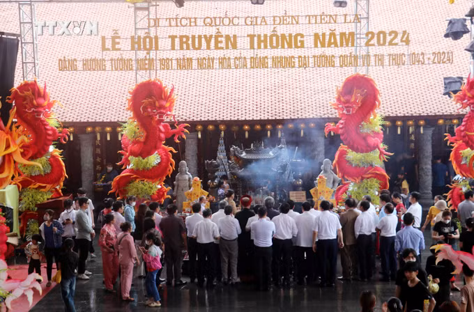 vna_potal_thai_binh_hang_nghin_nguoi_dan_va_du_khach_tray_hoi_tai_di_tich_quoc_gia_den_tien_la_7329144.jpg